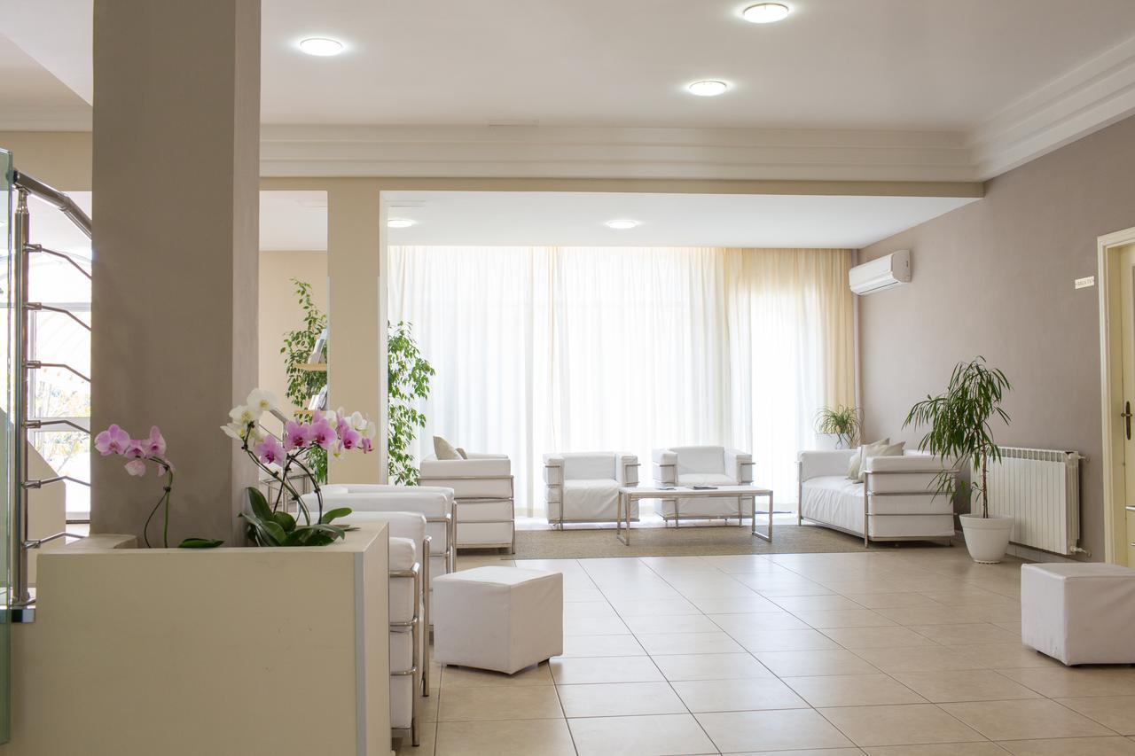 Hotel Holiday Vasto Exterior photo